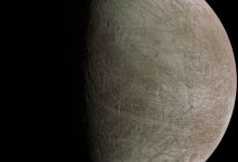 Фото - Зонд «Юнона» прислал первые снимки ледяного мира Европы — спутника Юпитера