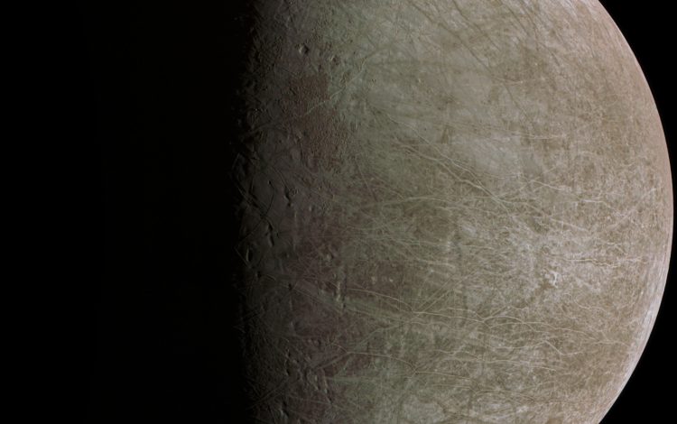 Фото - Зонд «Юнона» прислал первые снимки ледяного мира Европы — спутника Юпитера